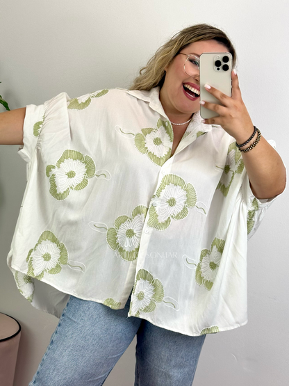 Camisa oversize branca com bordados verdes