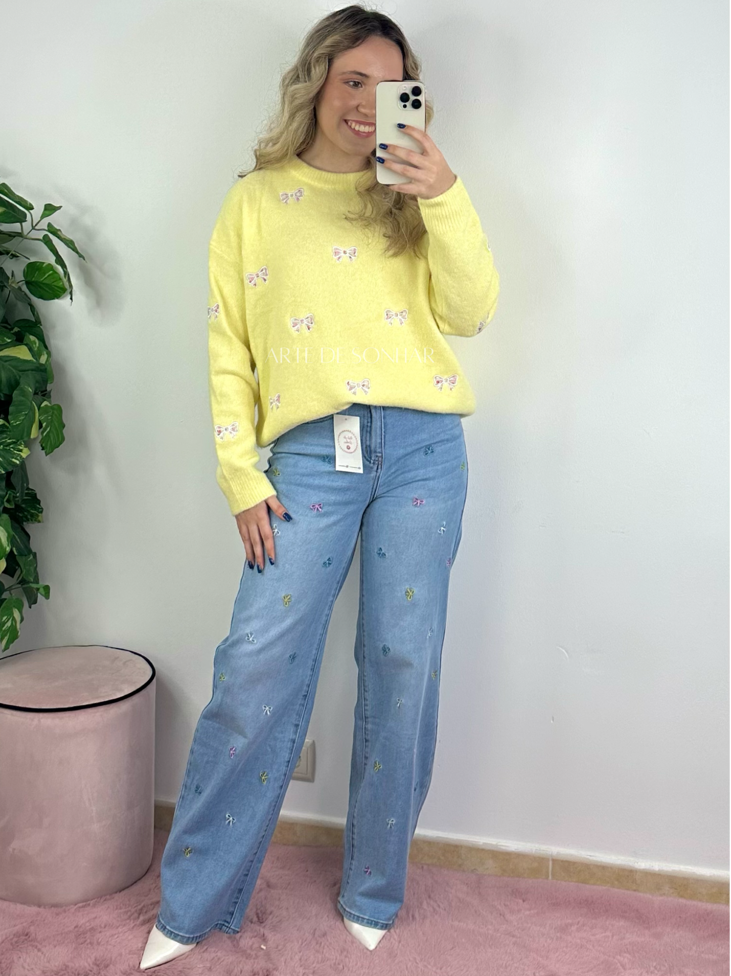 Camisola de malha amarela com laços e flores