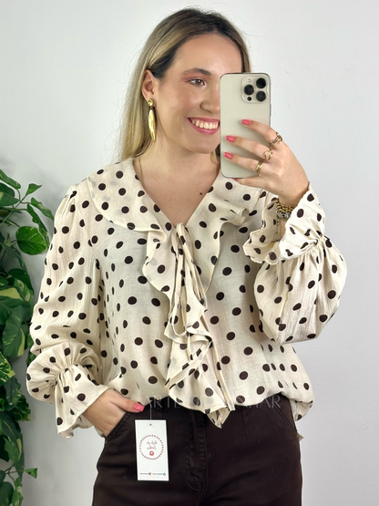 Blusa bege de bolinhas castanhas com folhos