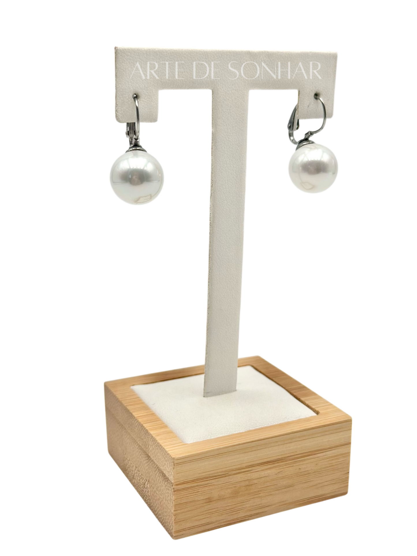 Brincos prateados com pérolas médias