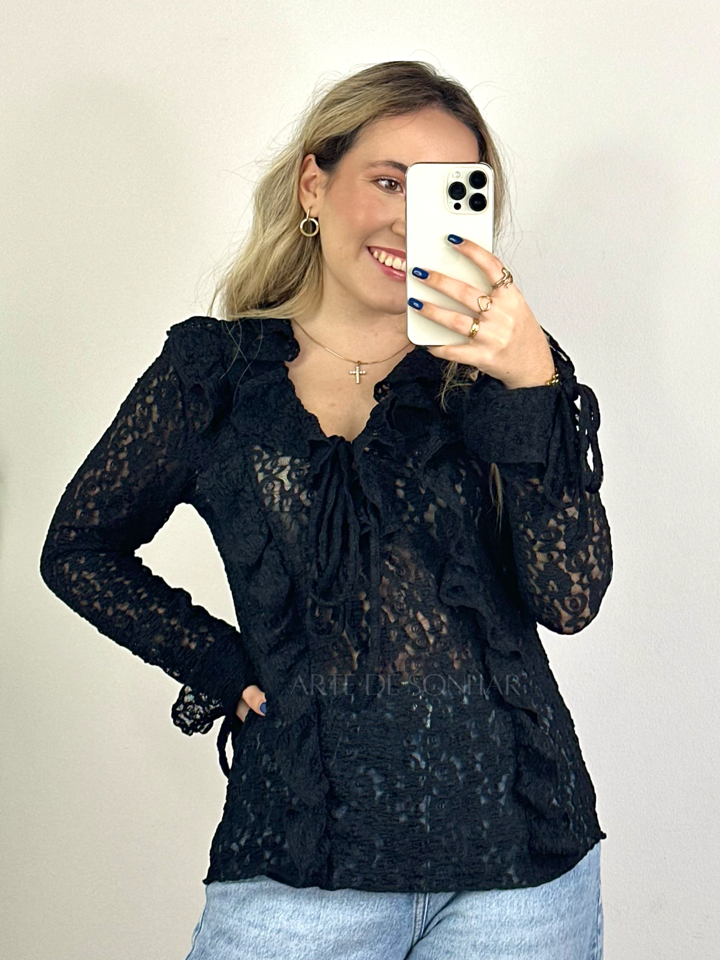 Blusa de renda com atilhos preta