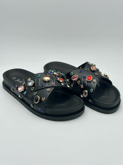 Chinelas pretas rasas com cristais multicor