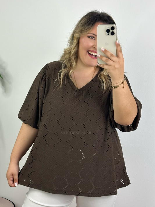 Blusa castanha com bordados florais