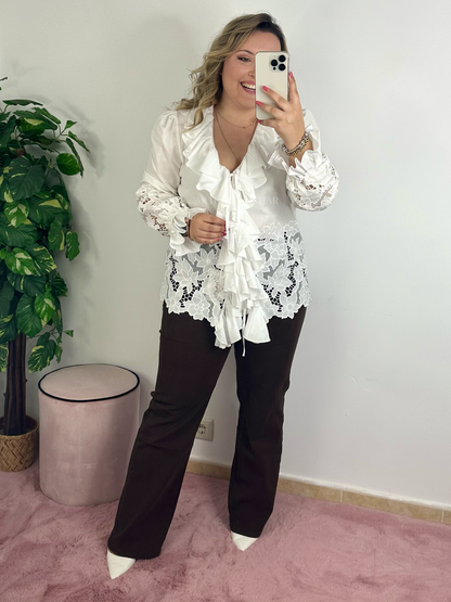 Blusa branca com folhos e flores rendadas