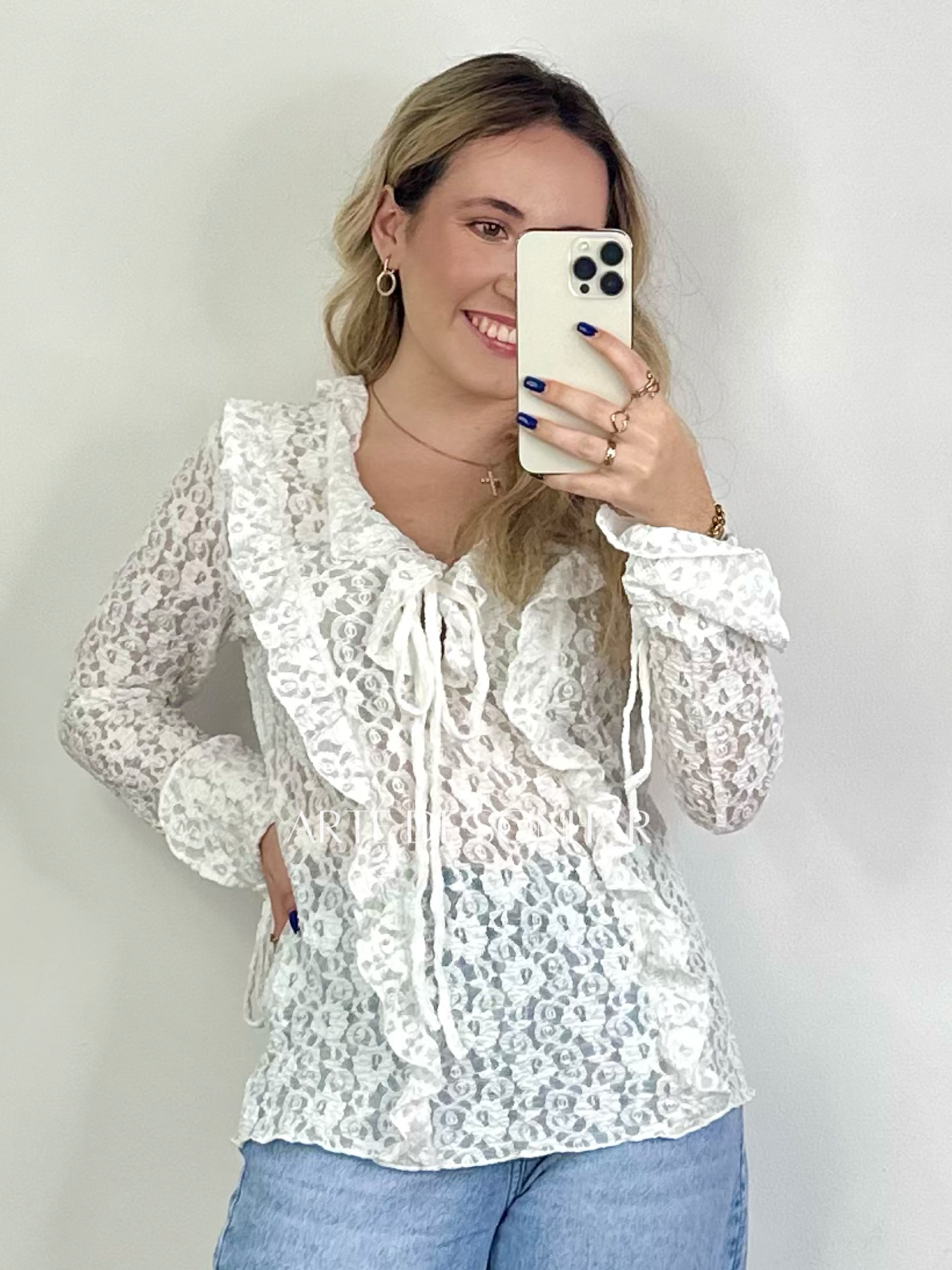 Blusa de renda com atilhos branca
