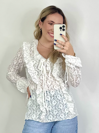 Blusa de renda com atilhos branca