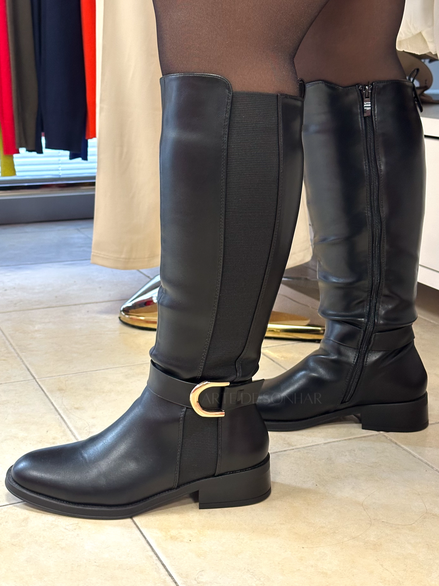 Botas estilo cavaleira com fivela e elástico