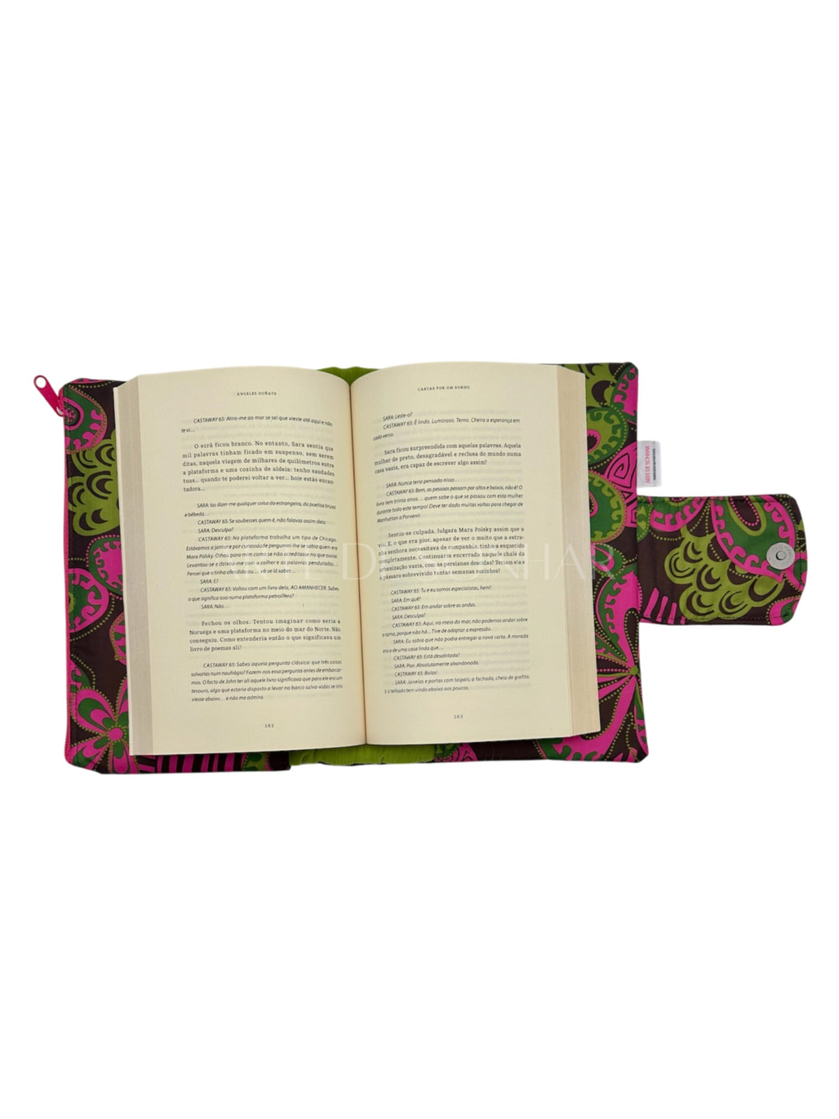 Capa de livro impermeável com bolso castanha com flores rosa