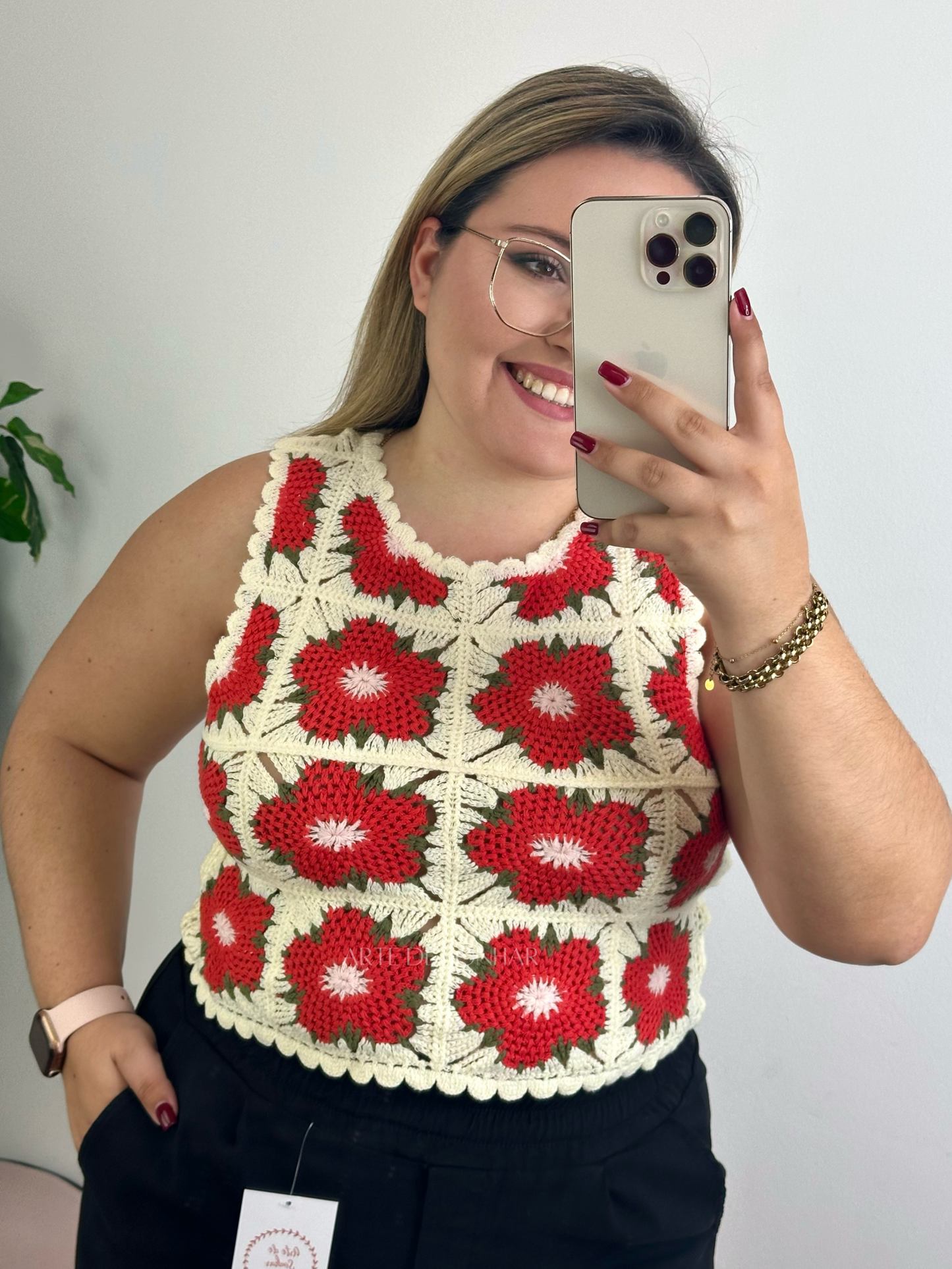 Top de crochet com flores vermelho e bege