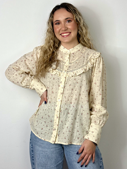 Camiseiro com padrão flores pequeninas com folho no peito