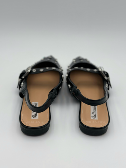 Sapatos slingback com tachas e brilhantes
