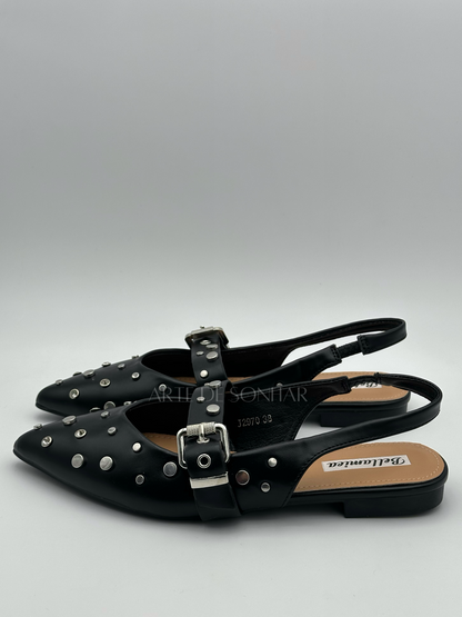 Sapatos slingback com tachas e brilhantes
