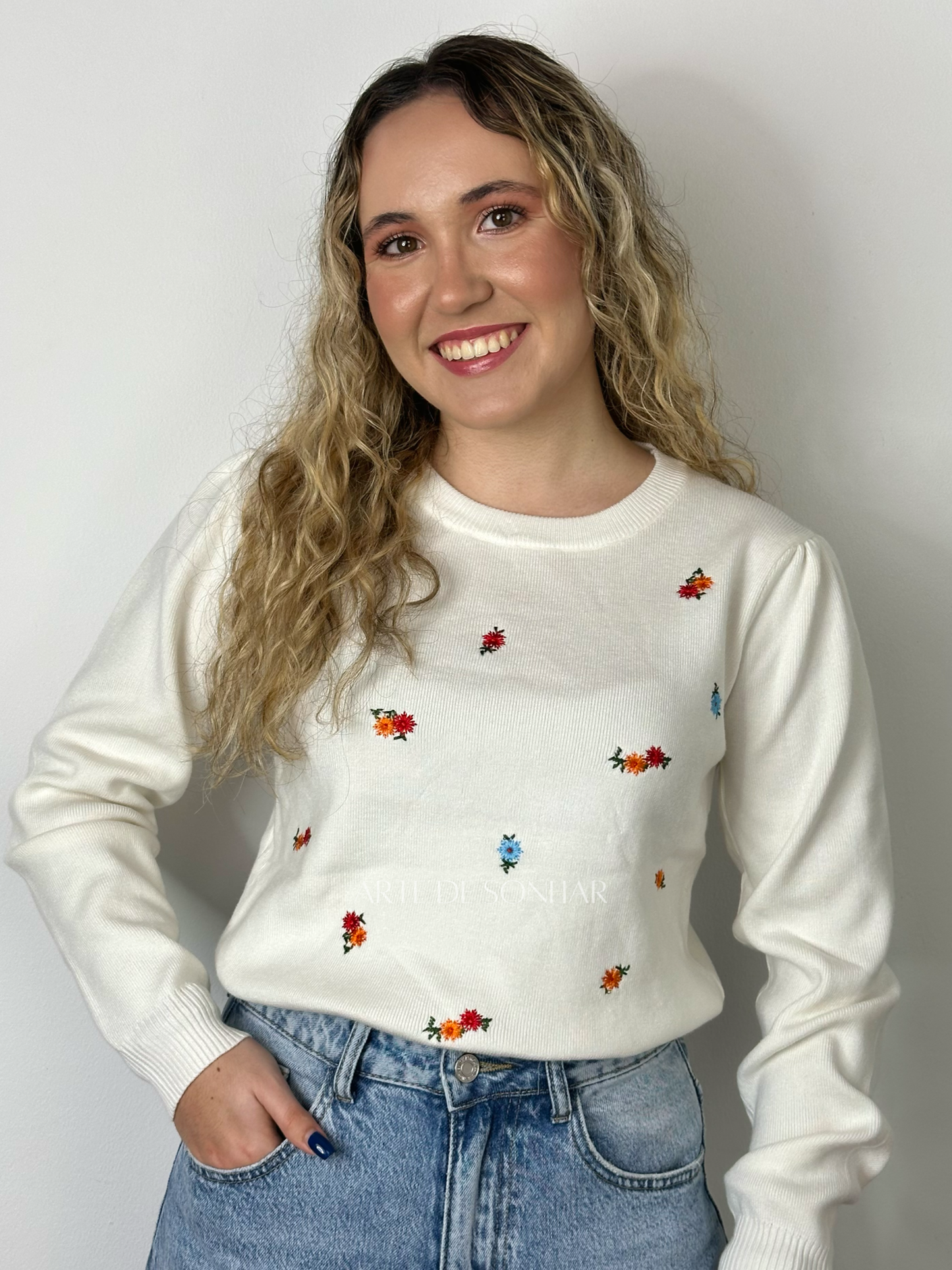 Camisola de malha branca com flores bordadas