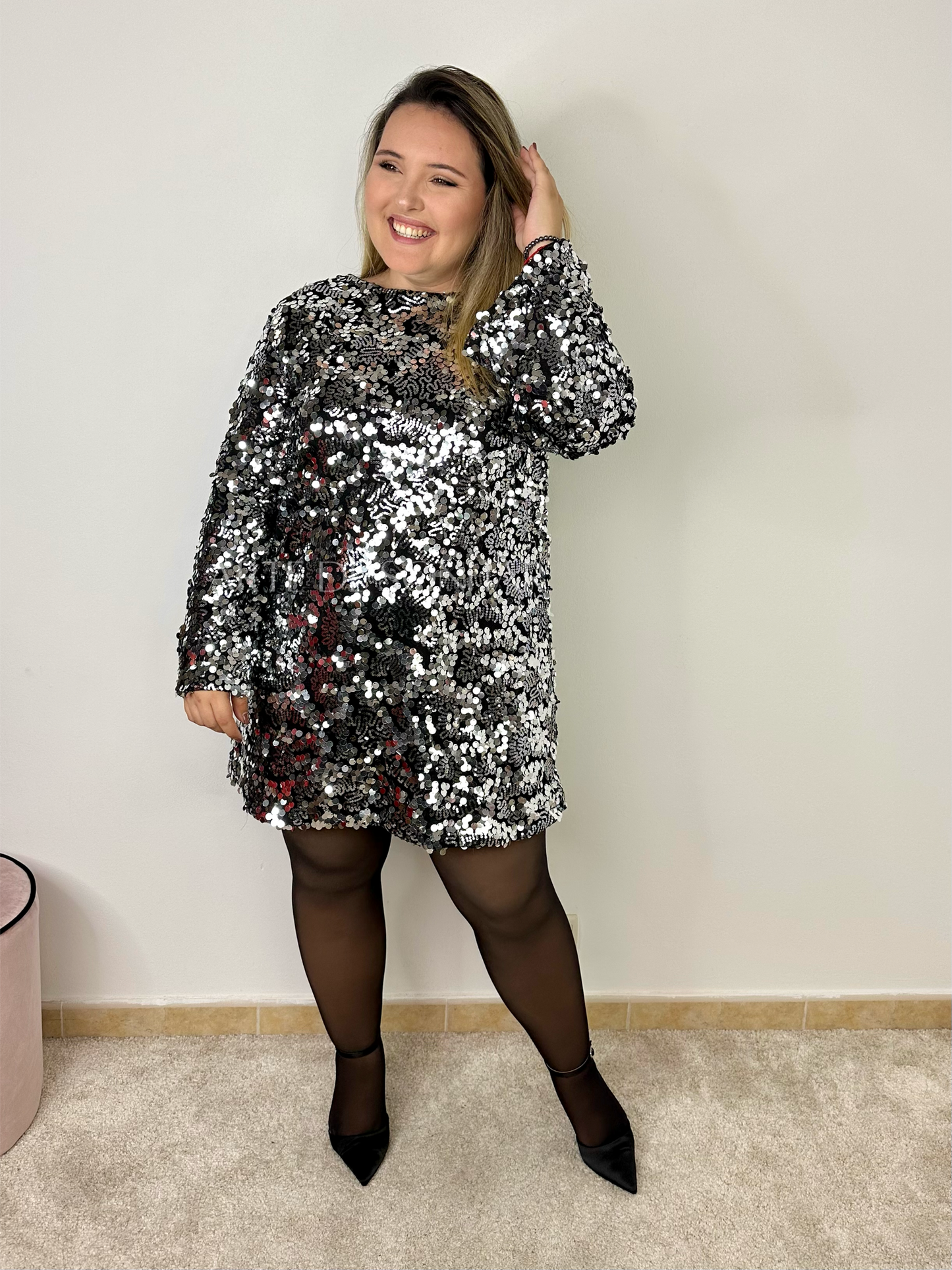 Vestido de lantejoulas com laço de cetim