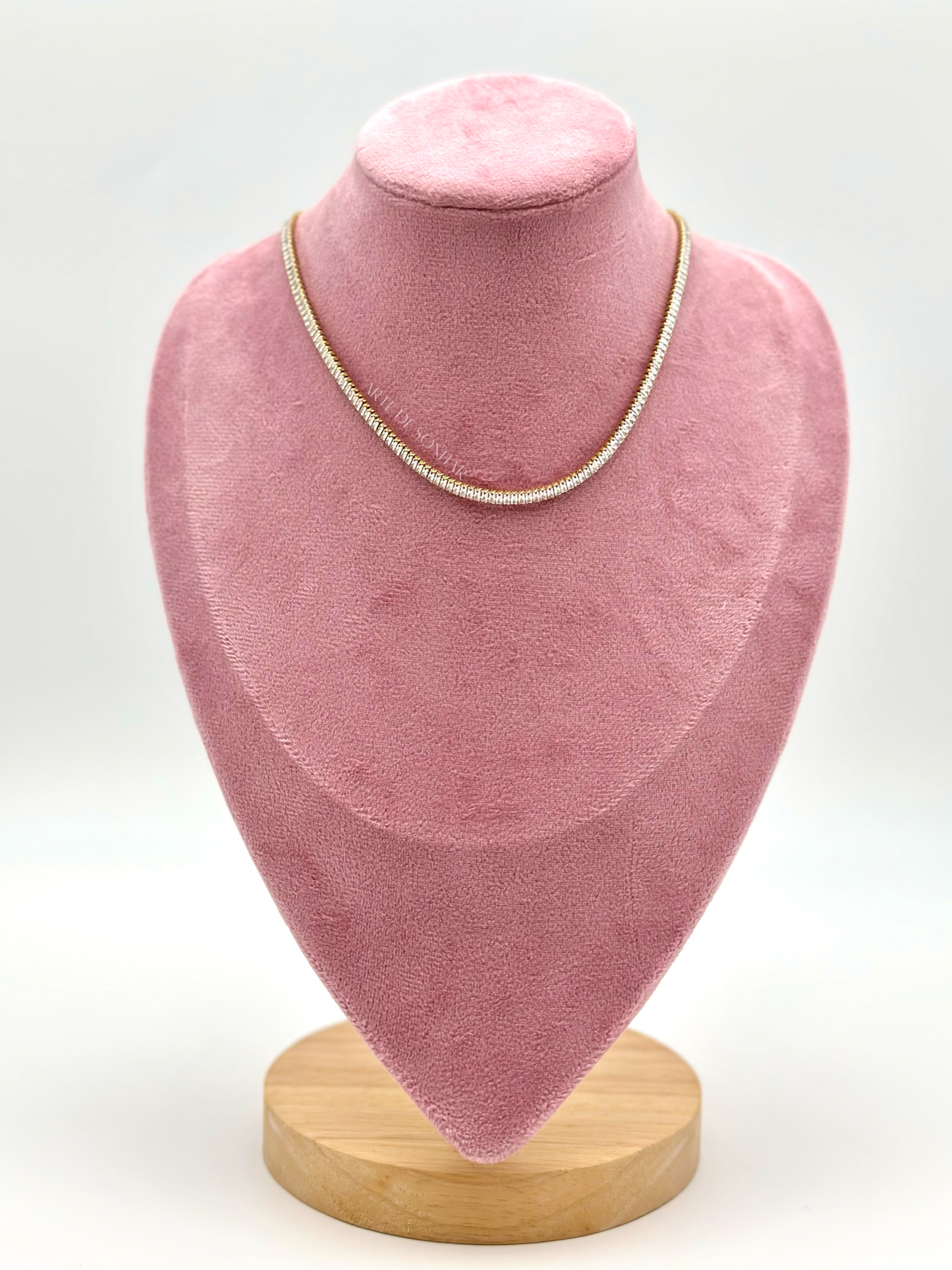 Colar com cristais retangulares