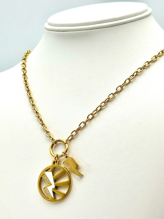 Colar com símbolo de raio dourado