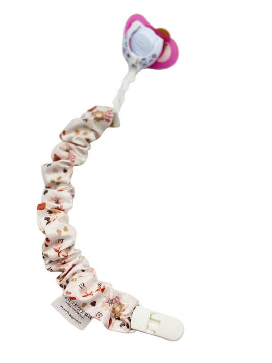 Prendedor de chucha branco com flores neutras