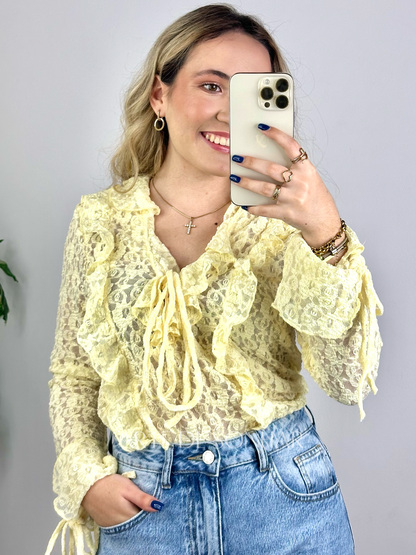 Blusa de renda com atilhos amarela