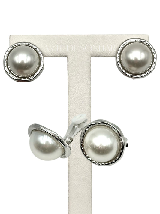 Brincos de mola prateados rendondos com pérola ao centro