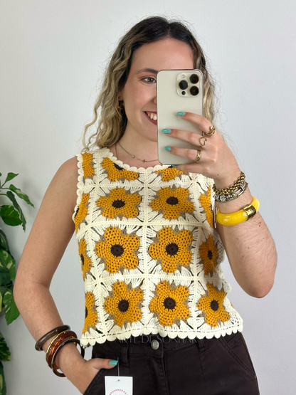 Top de crochet com flores amarelo e castanho