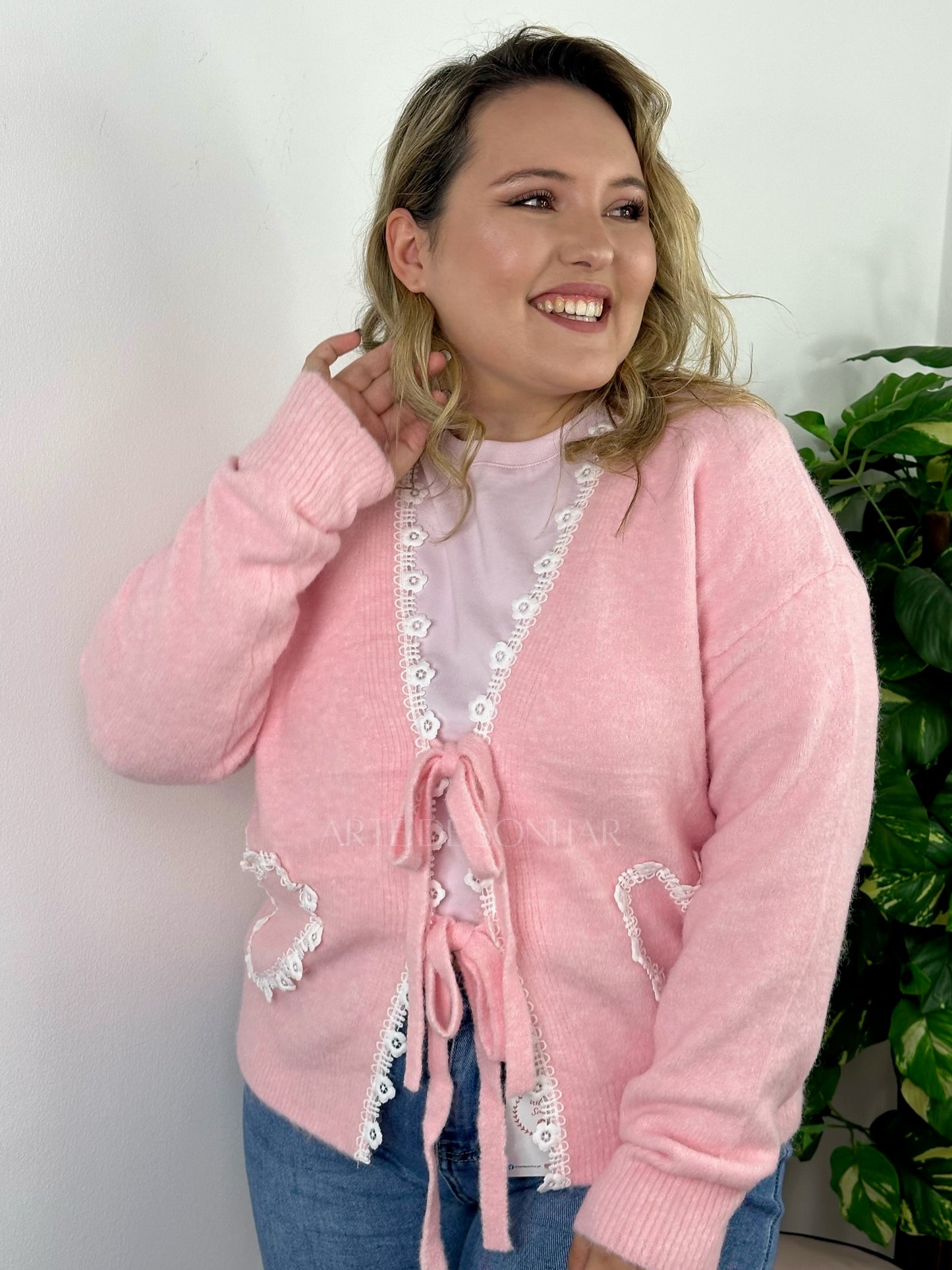 Casaco de malha rosa com renda de florzinhas
