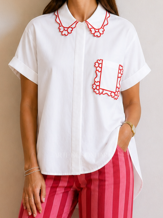 Camiseiro branco oversize com detalhes florais