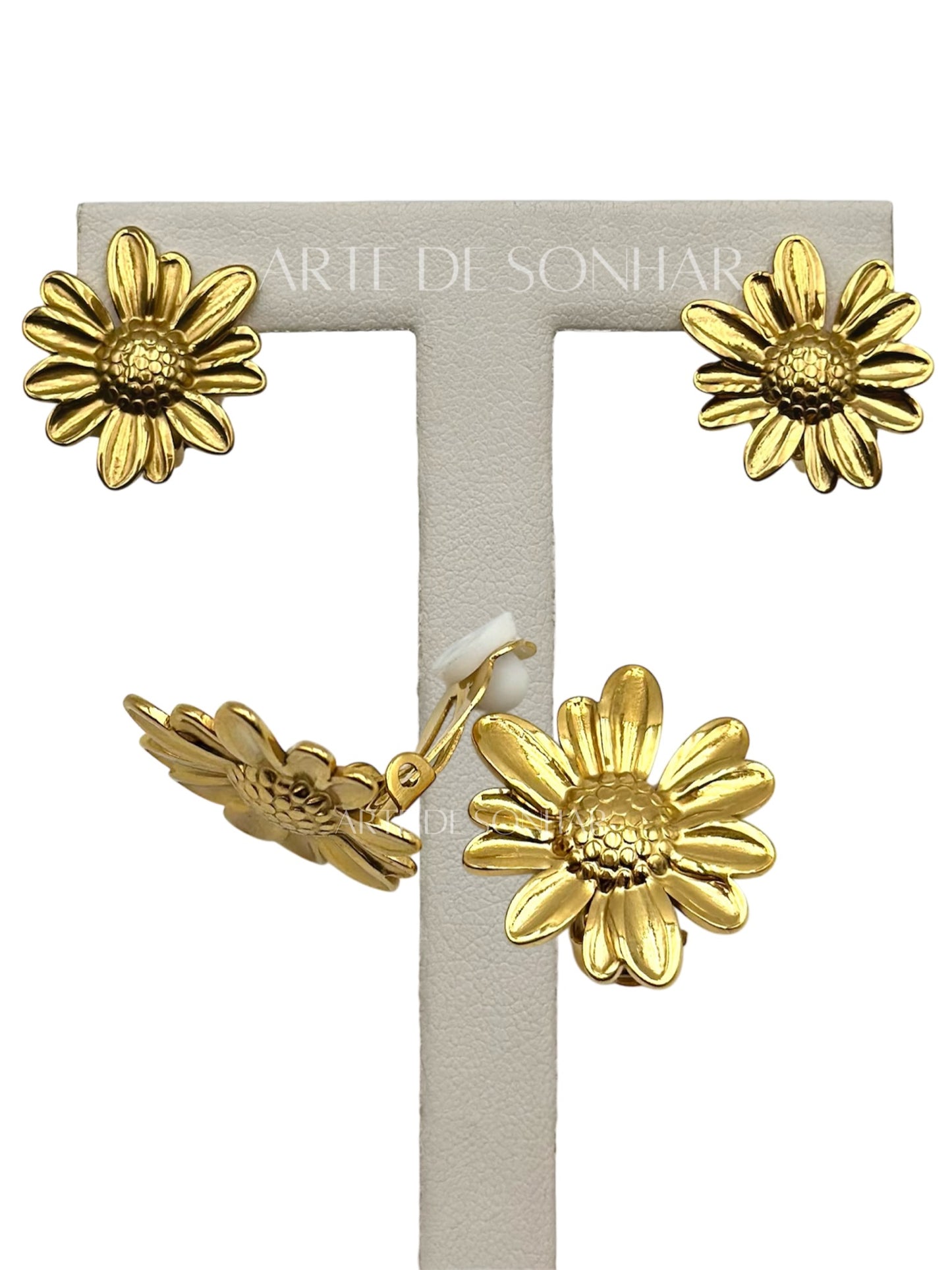 Brincos de mola dourados com flores