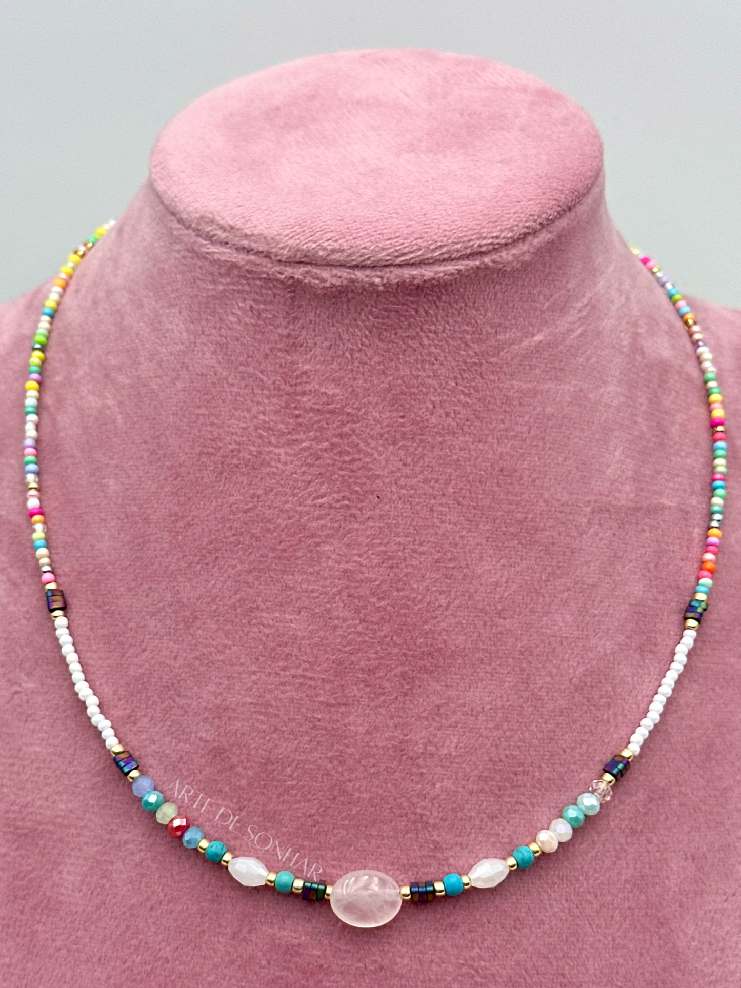 Colar de missangas e cristais com quartzo rosa