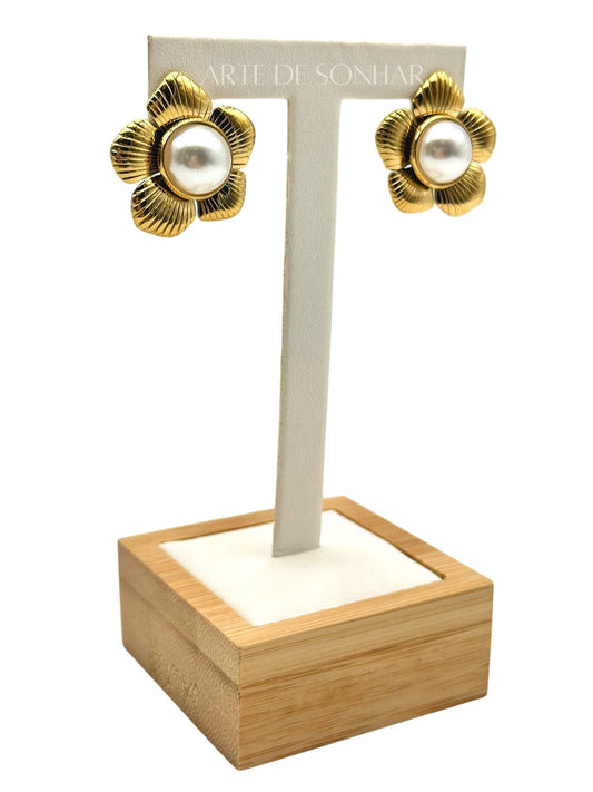 Brincos dourados com flores e pérola ao centro