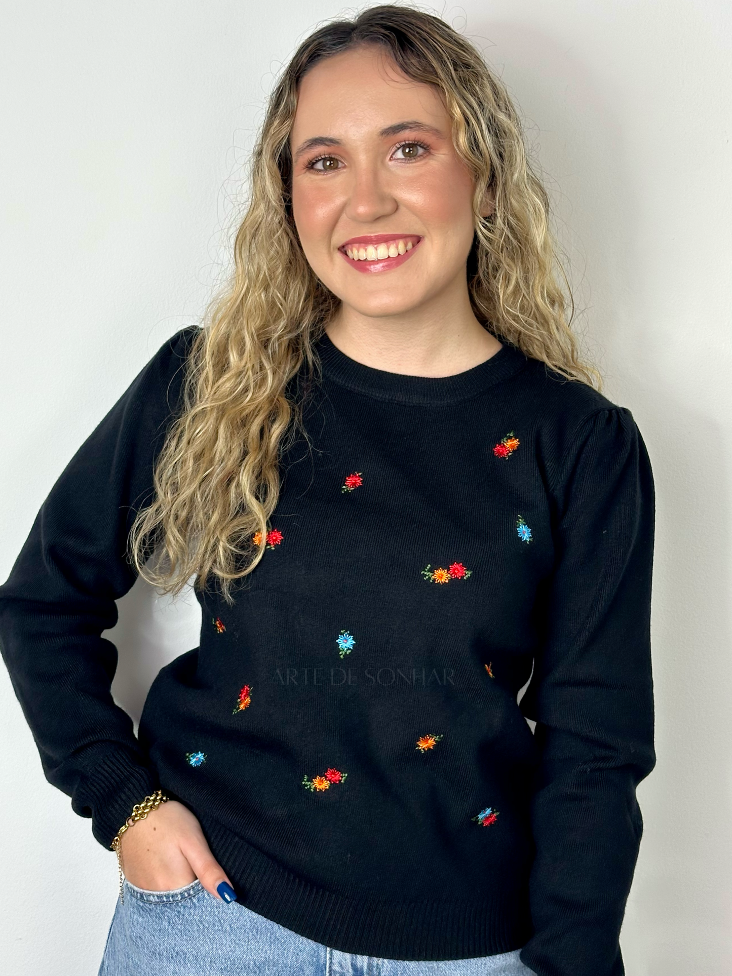 Camisola de malha preta com flores bordadas