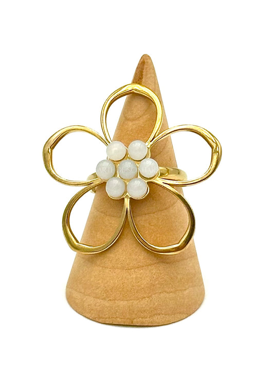 Anel flor com pedras brancas