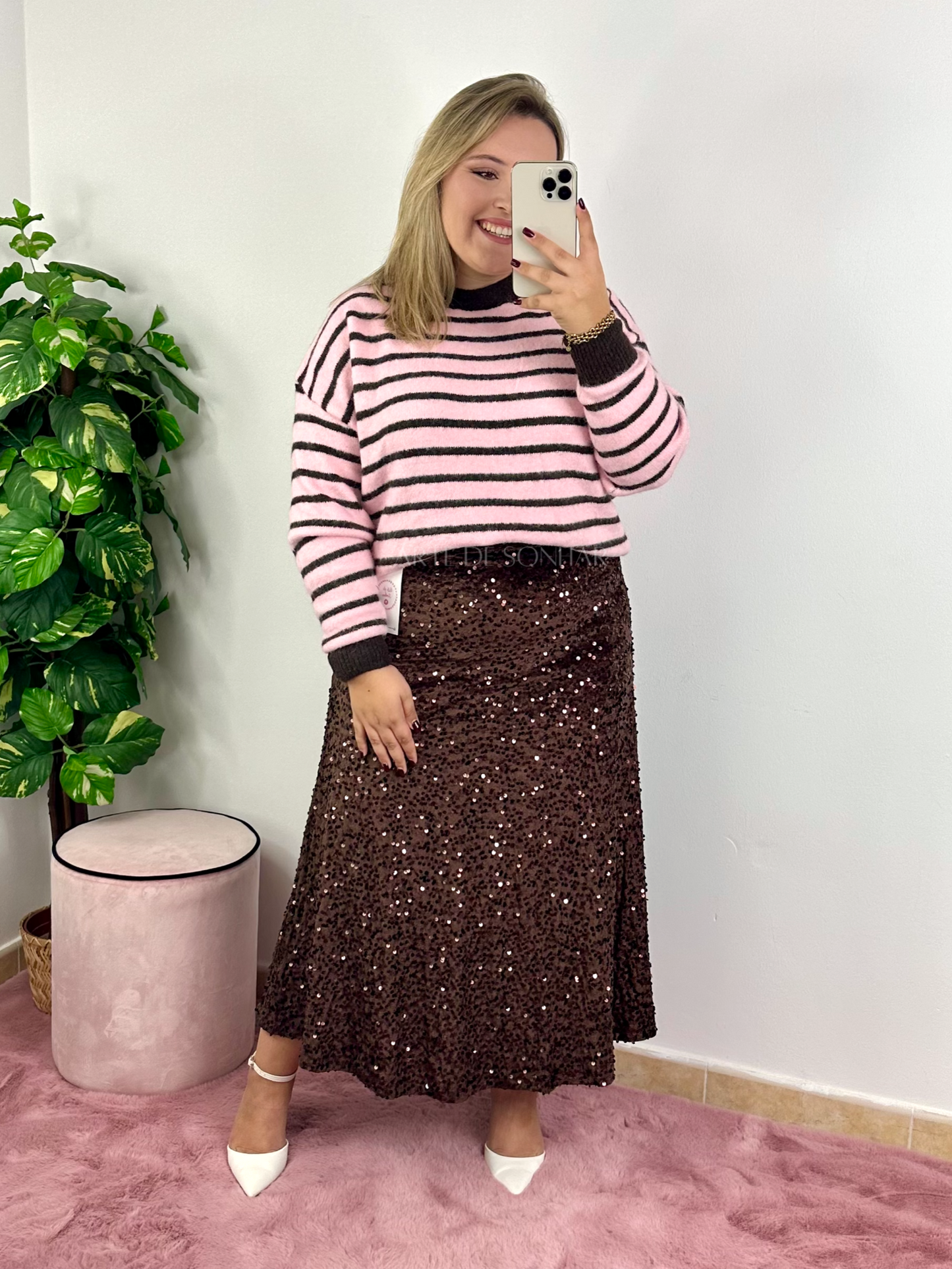 Saia castanha de lantejoulas