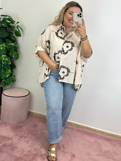 Camisa oversize bege com bordados castanhos