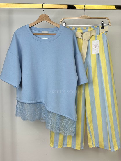 T-shirt azul céu assimétrica com renda