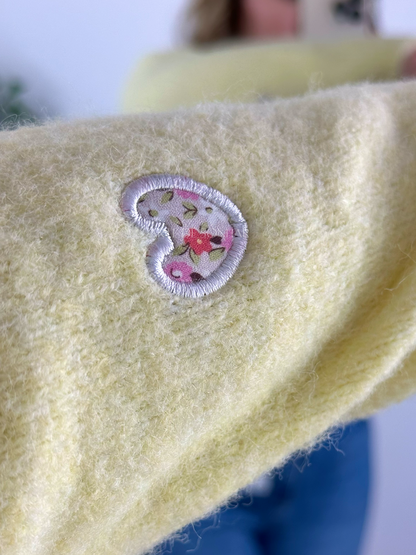 Camisola de malha amarela com corações e flores