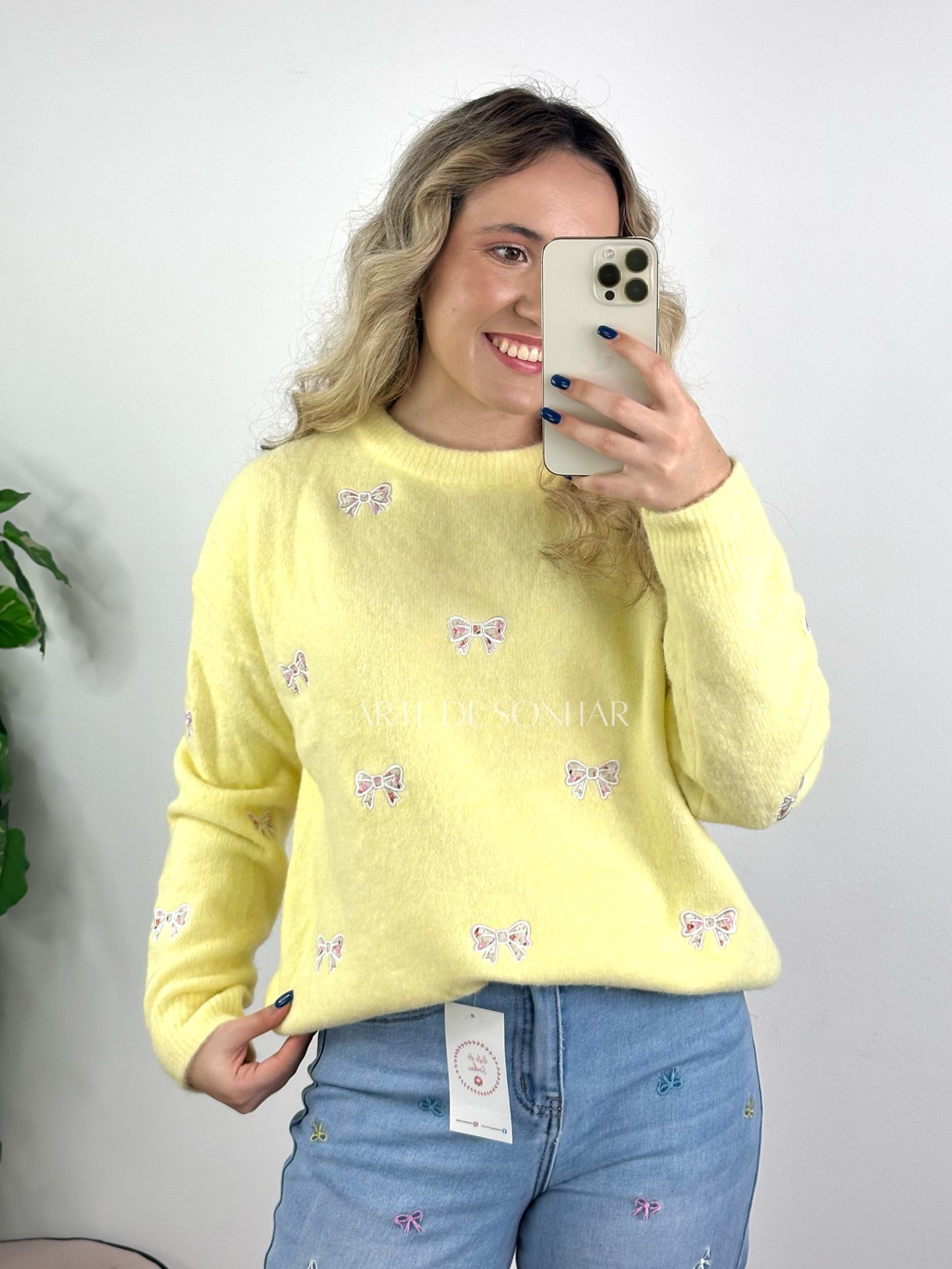 Camisola de malha amarela com laços e flores