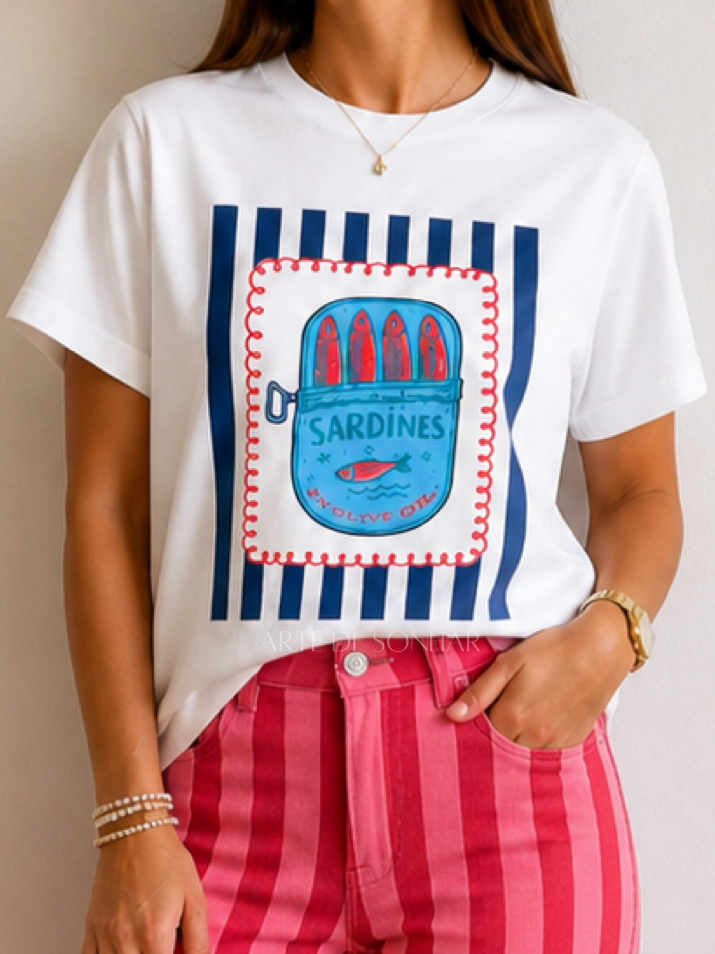 T-shirt da lata de sardinhas com riscas azuis