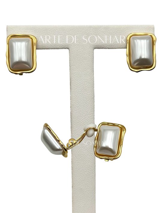 Brincos de mola dourados retangulares com pérola ao centro