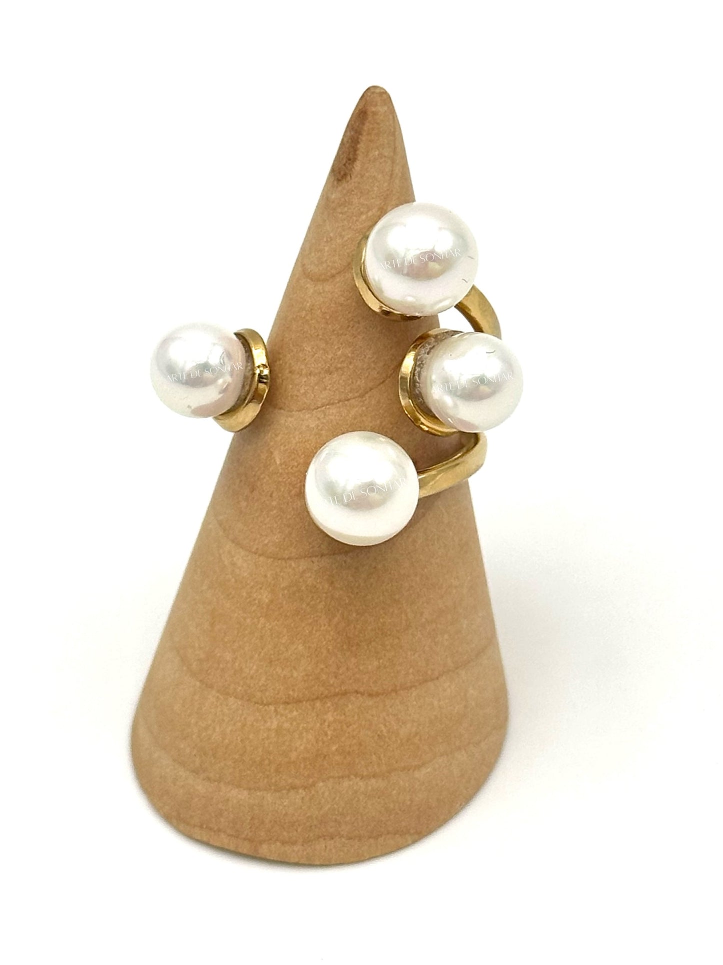 Anel com quatro pérolas