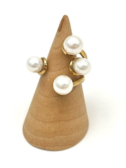 Anel com quatro pérolas