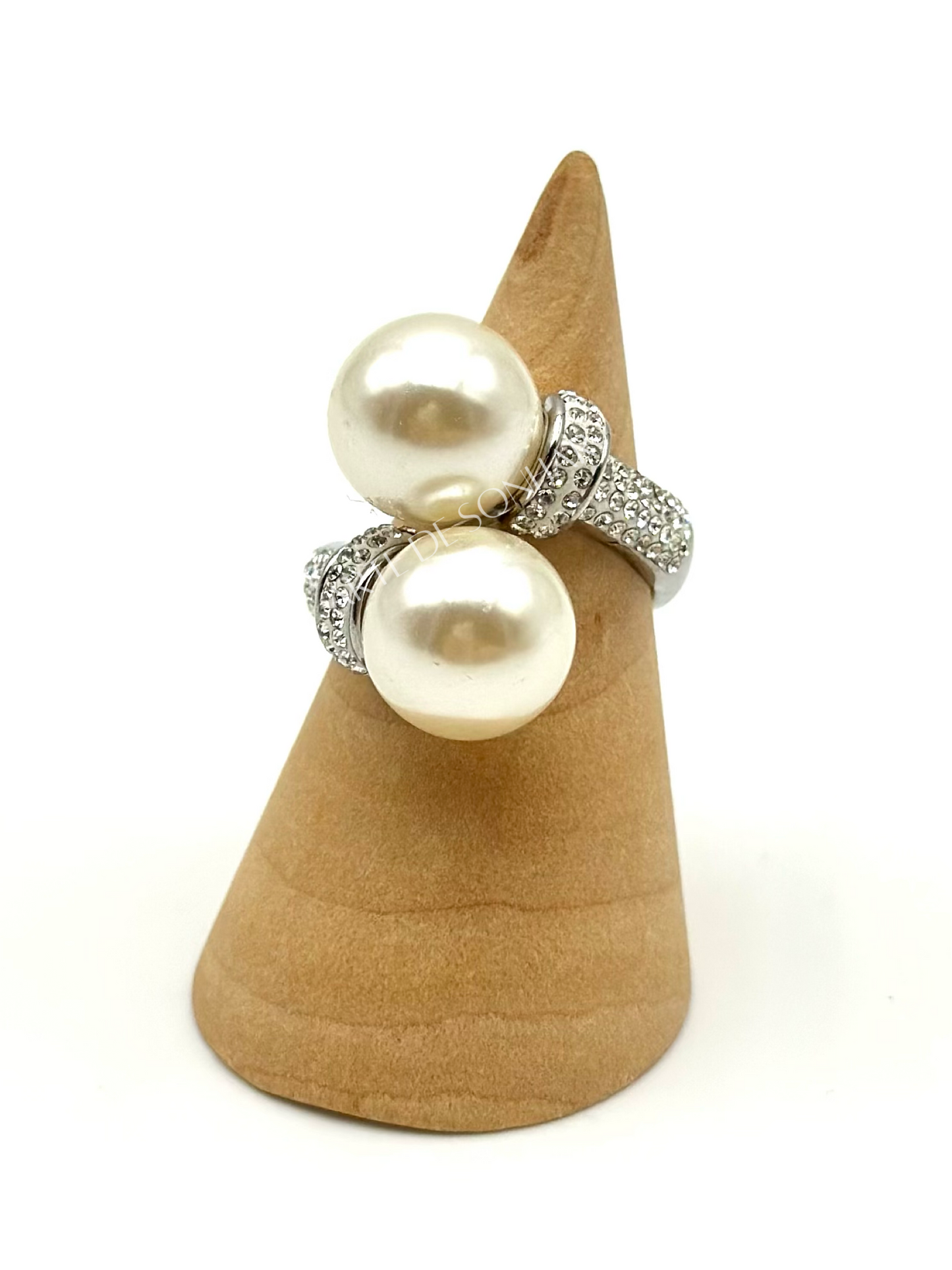 Anel de pérolas e brilhantes prateado