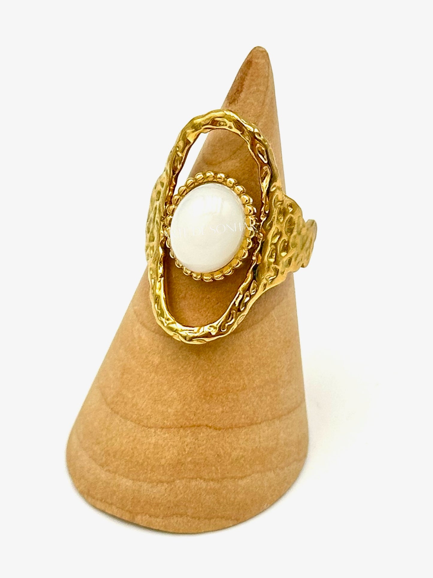 Anel oval com pedra branca