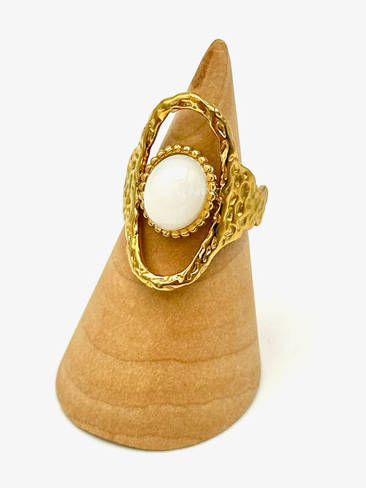 Anel oval com pedra branca