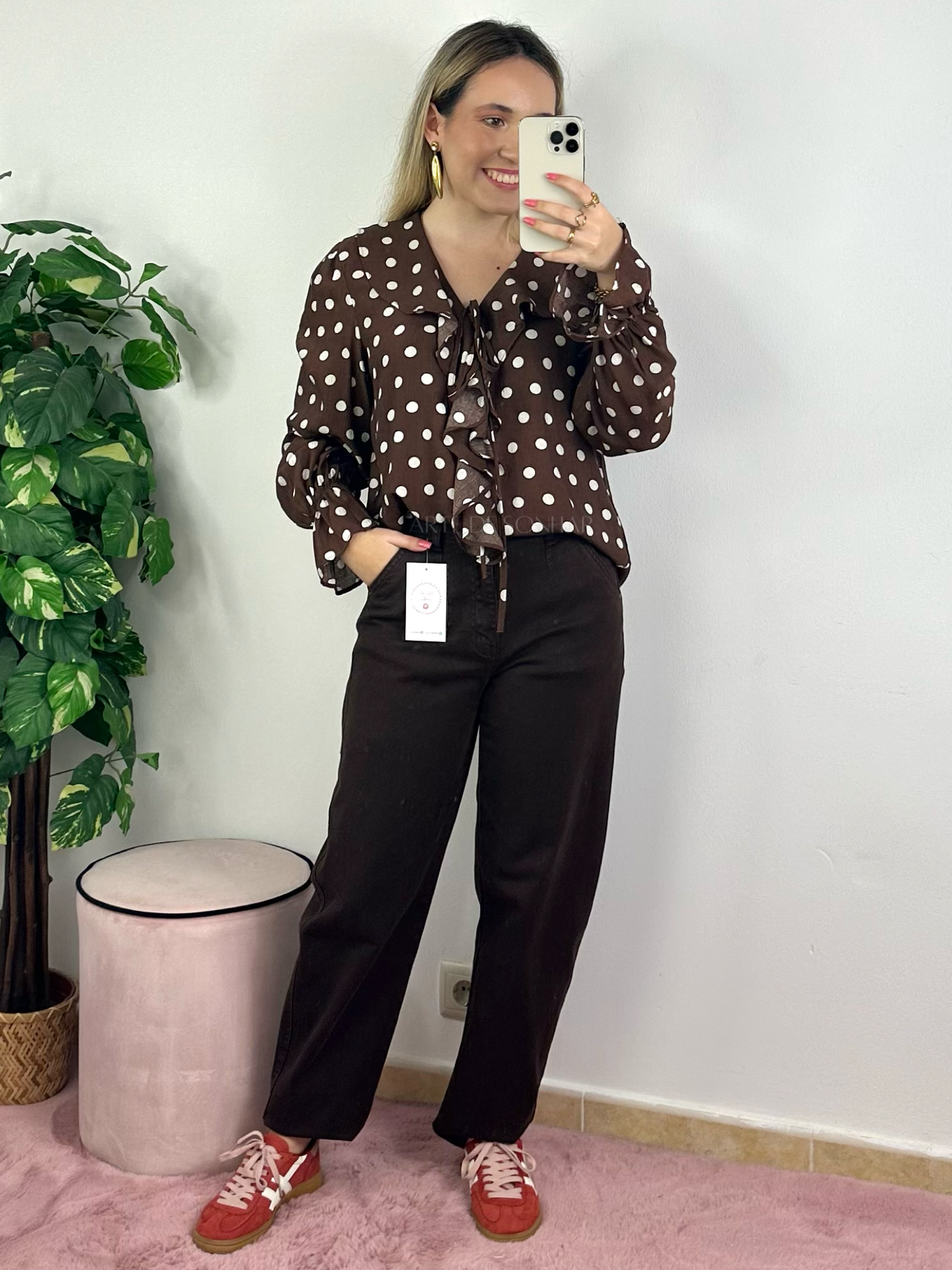 Blusa castanha de bolinhas beges com folhos