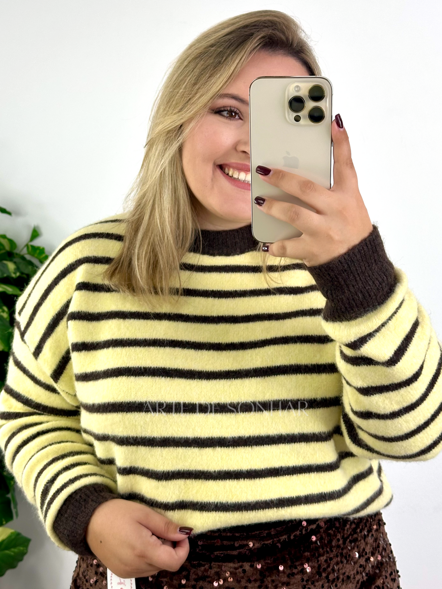 Camisola fofinha de riscas amarelas e castanhas