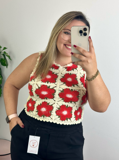 Top de crochet com flores vermelho e bege