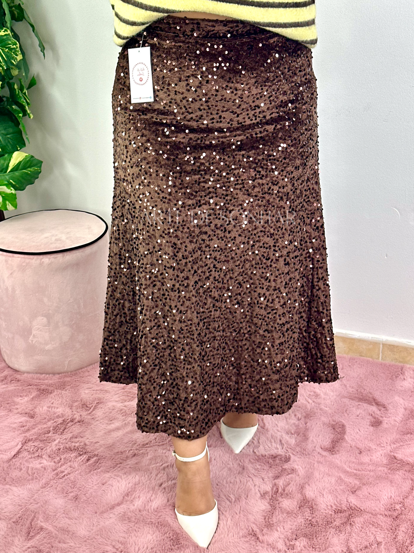 Saia castanha de lantejoulas