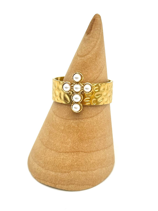 Anel com cruz de pérolas