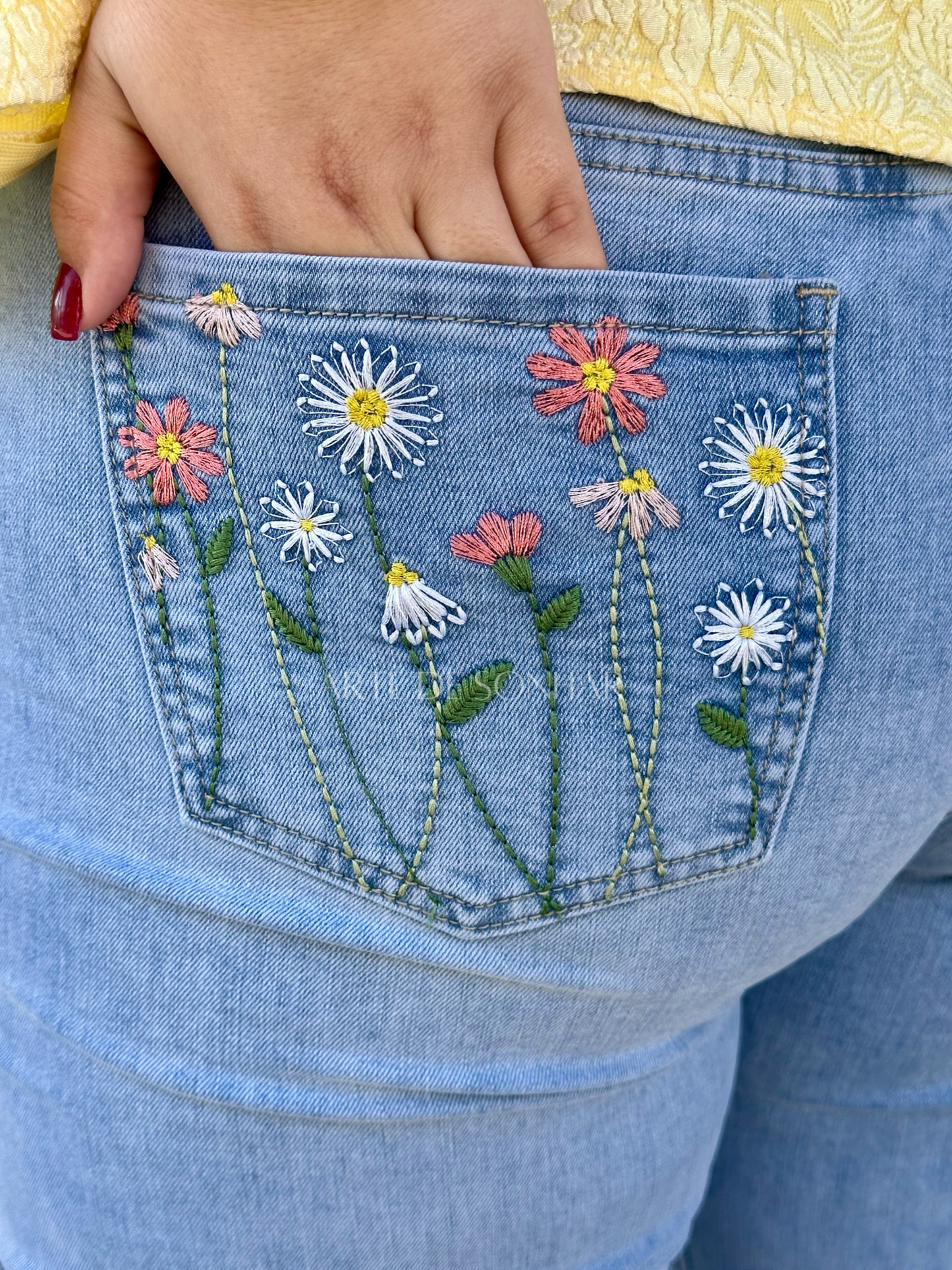 Calças de ganga com flores bordadas