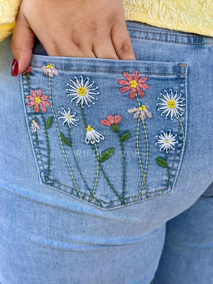Calças de ganga com flores bordadas
